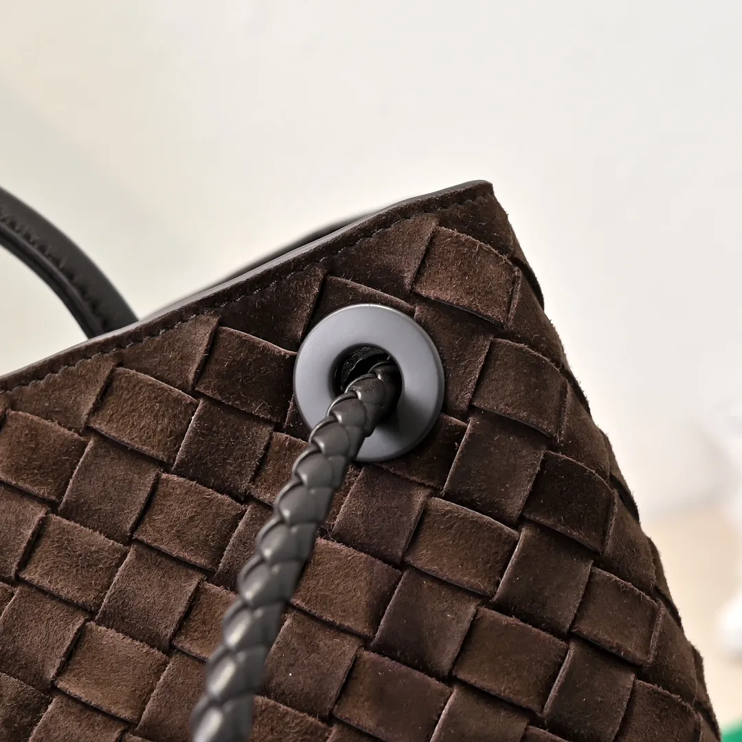 Batch 2360 BV new Andiamo is shipped‼ ️Really popular🔥The new Andiamo woven handbag launched by Bottega Veneta this season is really popular all over the world! ! Celebrities at home and abroad have worn it, and Oscar-winning actress Michelle Yeoh has taken it out on the street. Song Jia, Trai Yara, Yu Feihong, Sanji Ayaka, Rosie Hunting-Whiteley, Yoshioka Riho, etc. have all picked up this bag. It is classic and versatile, showing off its temperament, and the bag capacity is also large, which is very convenient for daily commuting! ! A variety of carrying methods, the shoulder straps can be adjusted by yourself, the original lambskin feels soft and delicate, and the unisex style breaks gender boundaries and brings a more practical and longer-lasting use experience. Andiamo, which has both elegant and casual styles, perfectly interprets the true appearance of "fashionable old money style". Style number: 8463 Size: 32*24*12